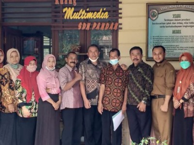 Guru dan Staf SDN Pandan bersama Bapak Pengawas