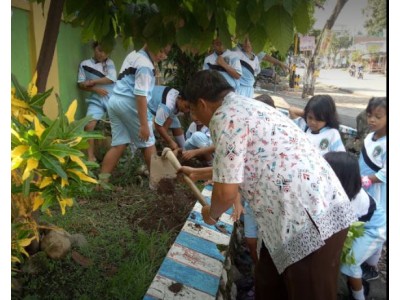 Siswa dan Bapak KS Membersihkan Taman