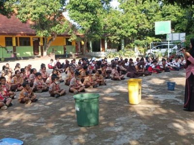 SOSIALISASI MEMILAH SAMPAH