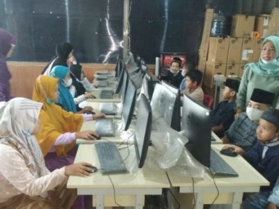 Siswa belajar Komputer 