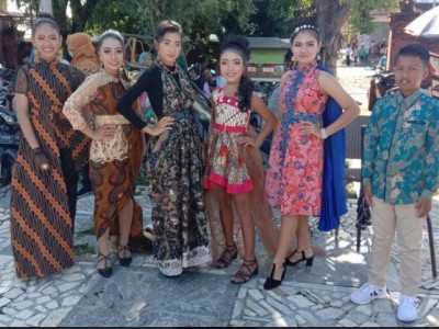 Siswa Mengikuti lomba Fashionshow