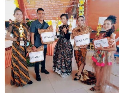 Siswa mengikuti Lomba Fashionshow